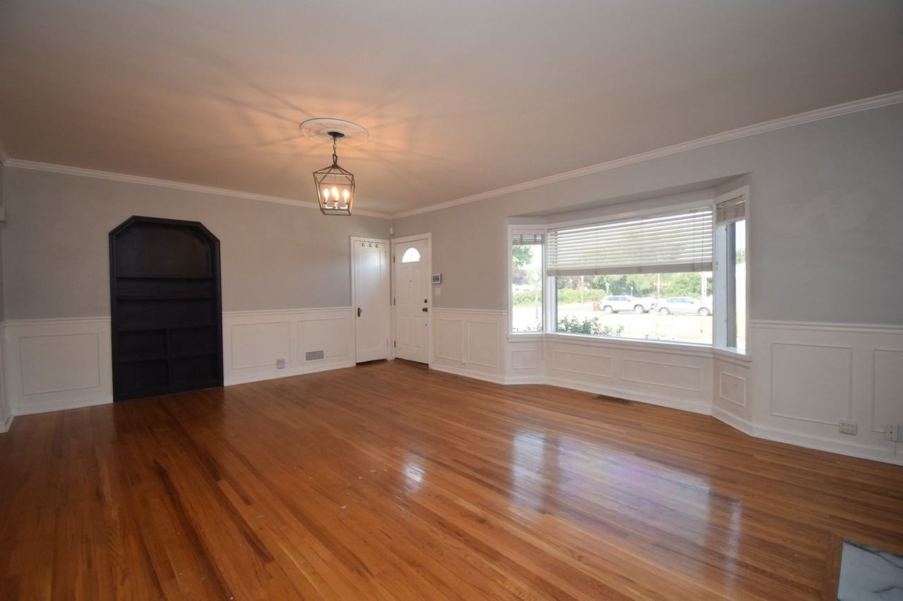 7622 S Lincoln St - Photo 4 of 31