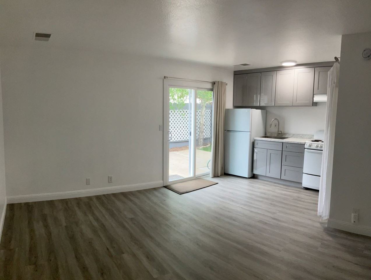 412 College Ave - Photo 3 of 9