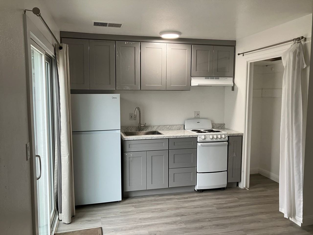 412 College Ave - Photo 4 of 9