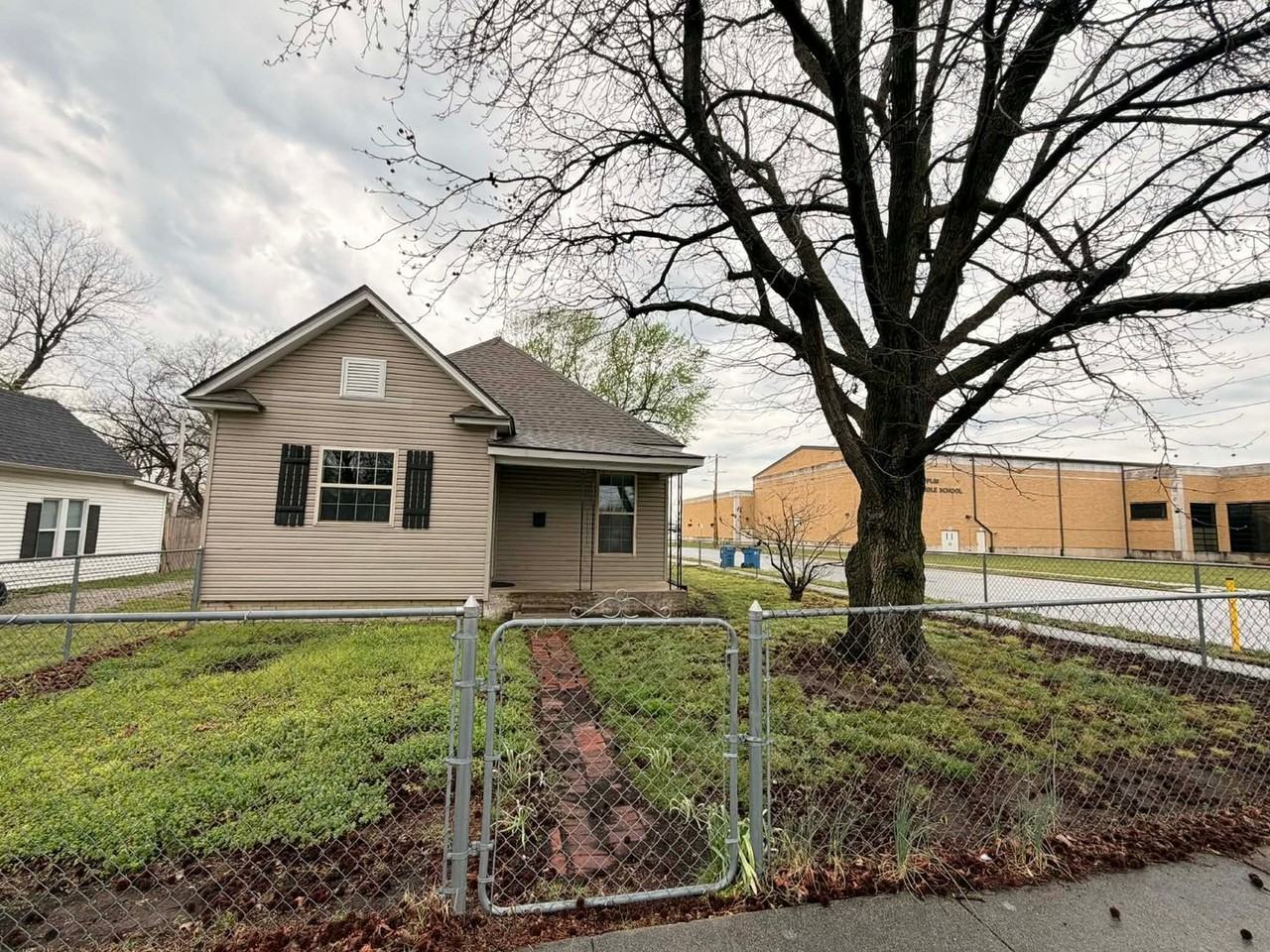 202 S Gray Ave - Photo 3 of 14