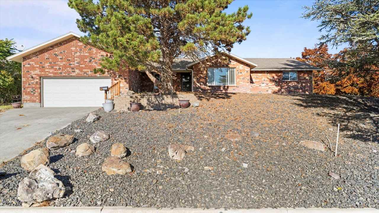 4202 Maple Ln - Photo 2 of 34