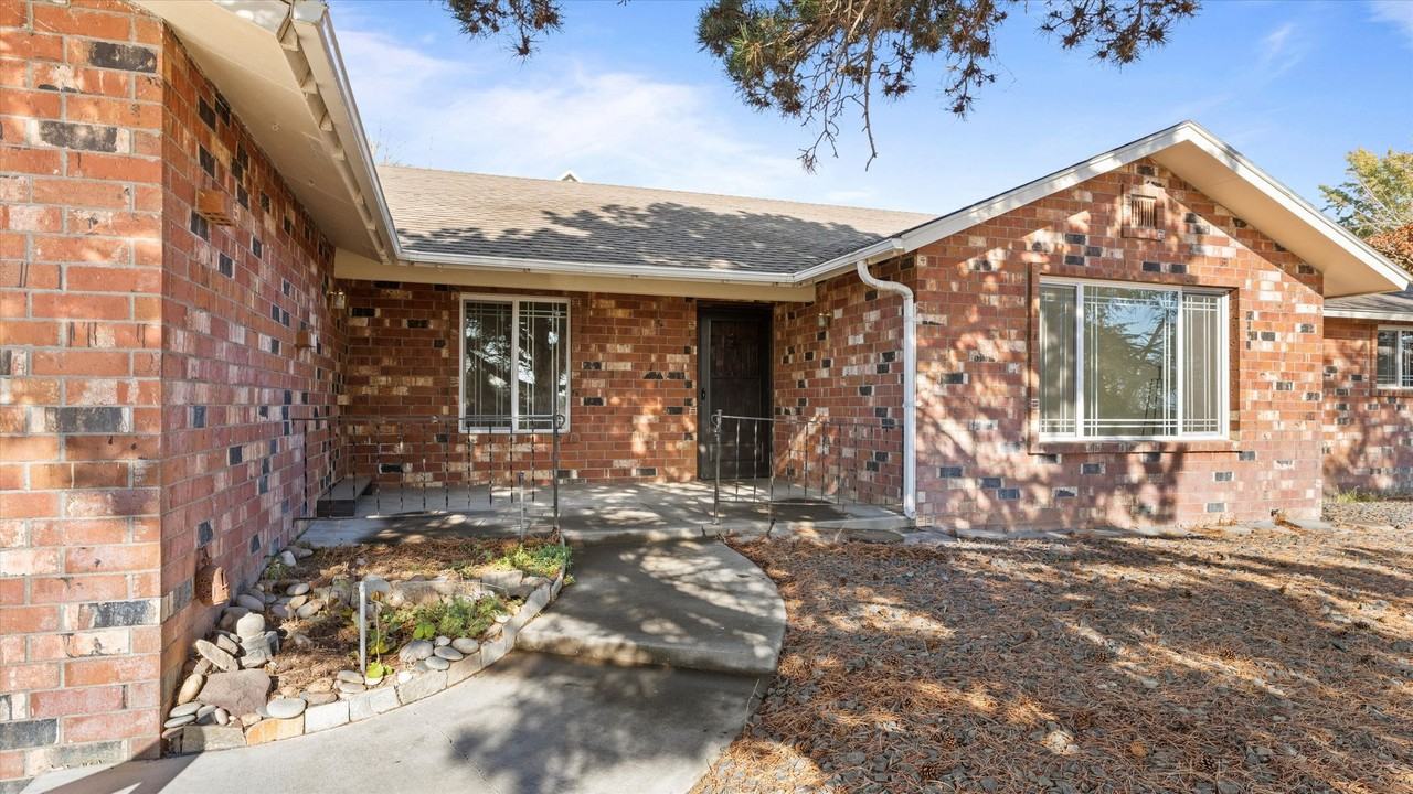 4202 Maple Ln - Photo 3 of 34