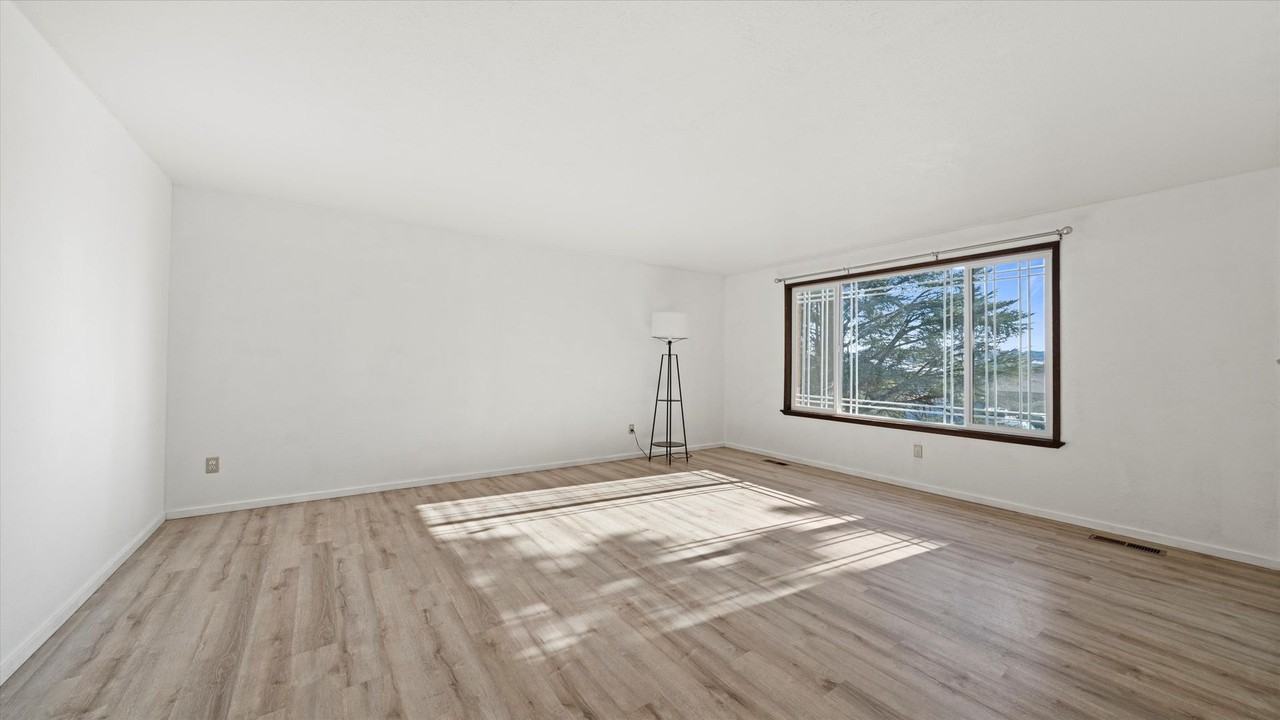 4202 Maple Ln - Photo 5 of 34