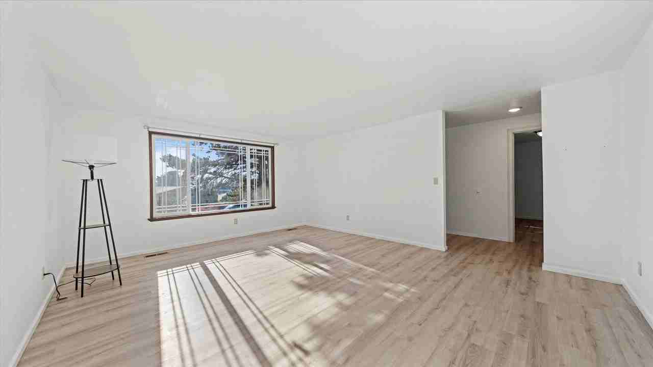 4202 Maple Ln - Photo 6 of 34