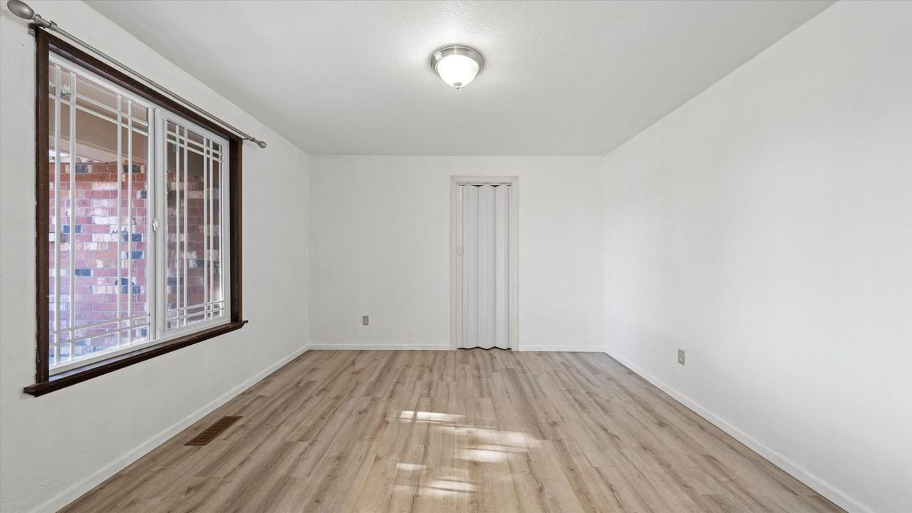 4202 Maple Ln - Photo 7 of 34