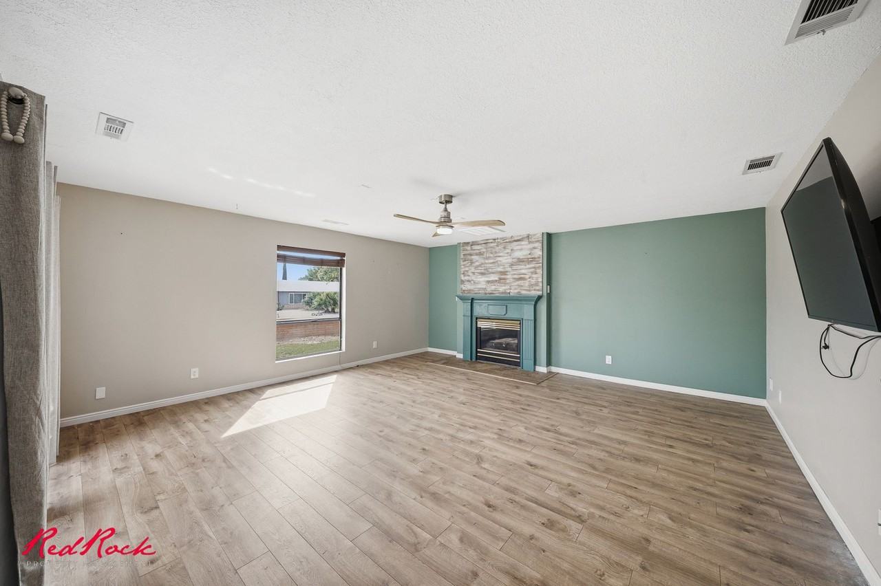 1639 Scenic Dr - Photo 3 of 37