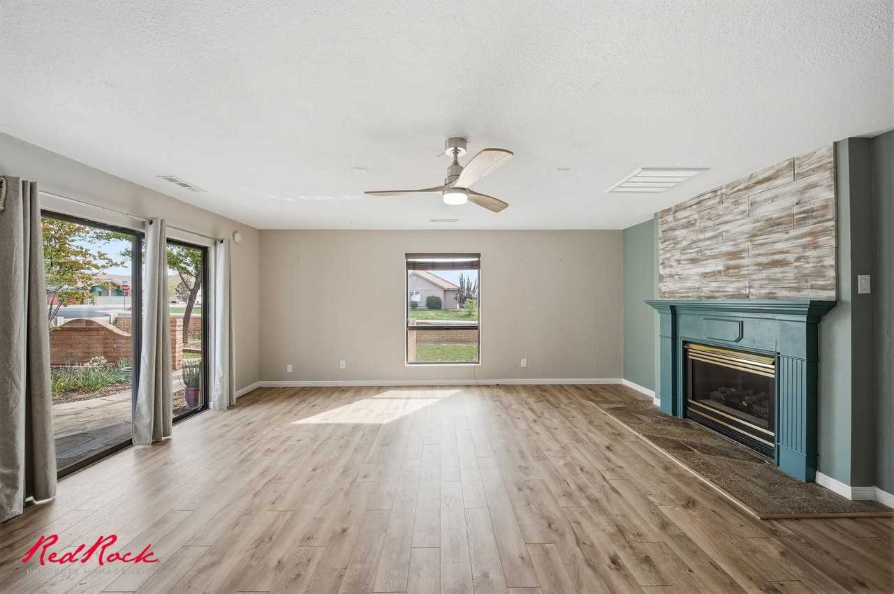1639 Scenic Dr - Photo 3 of 36