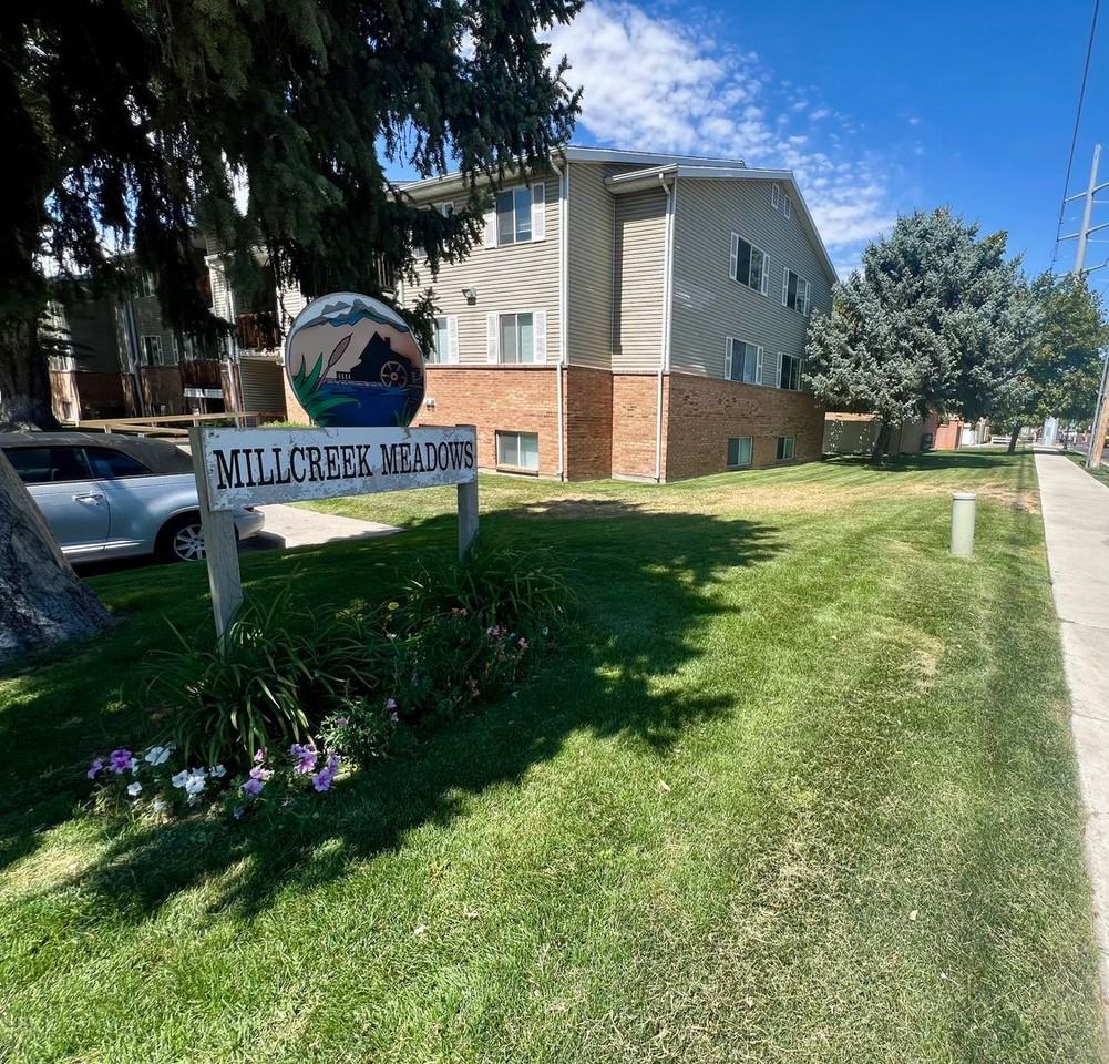 857 E Meadow Pine Ct - Photo 2 of 5