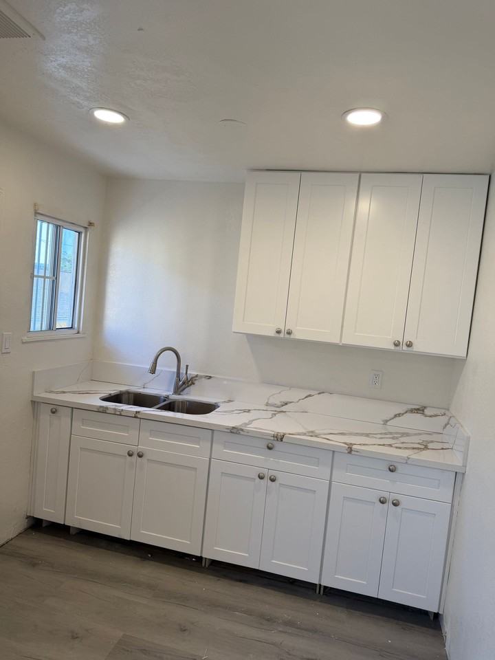 717 Hardy St Apts - Photo 2 of 5