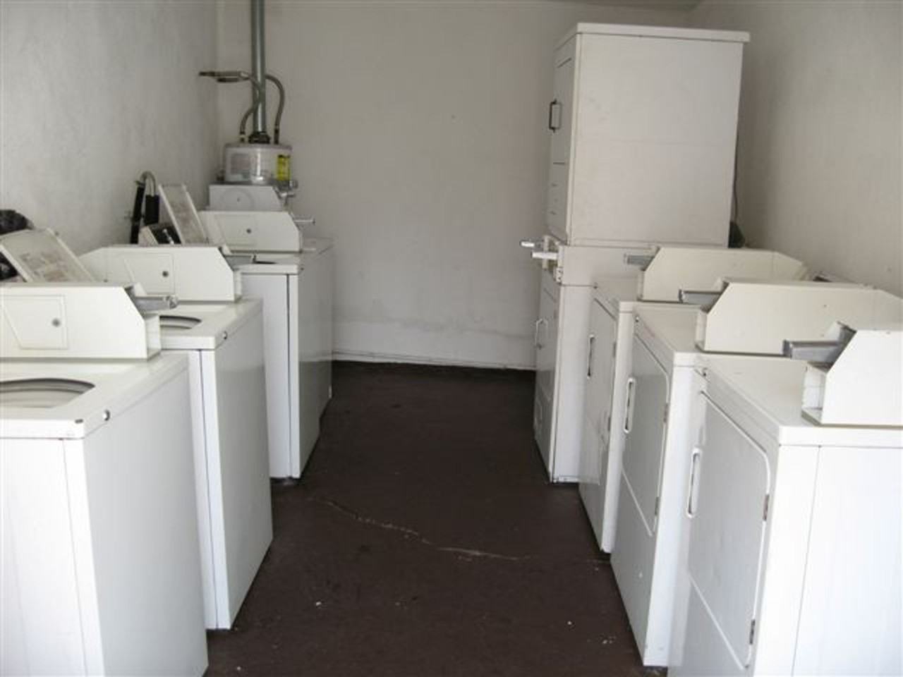 717 Hardy St Apts - Photo 3 of 5