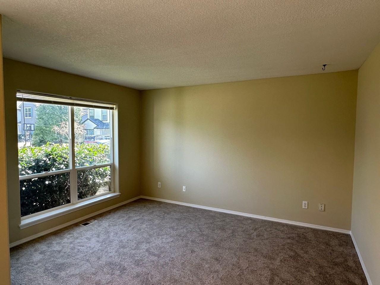 1337 Ne 85th Ct - Photo 3 of 17