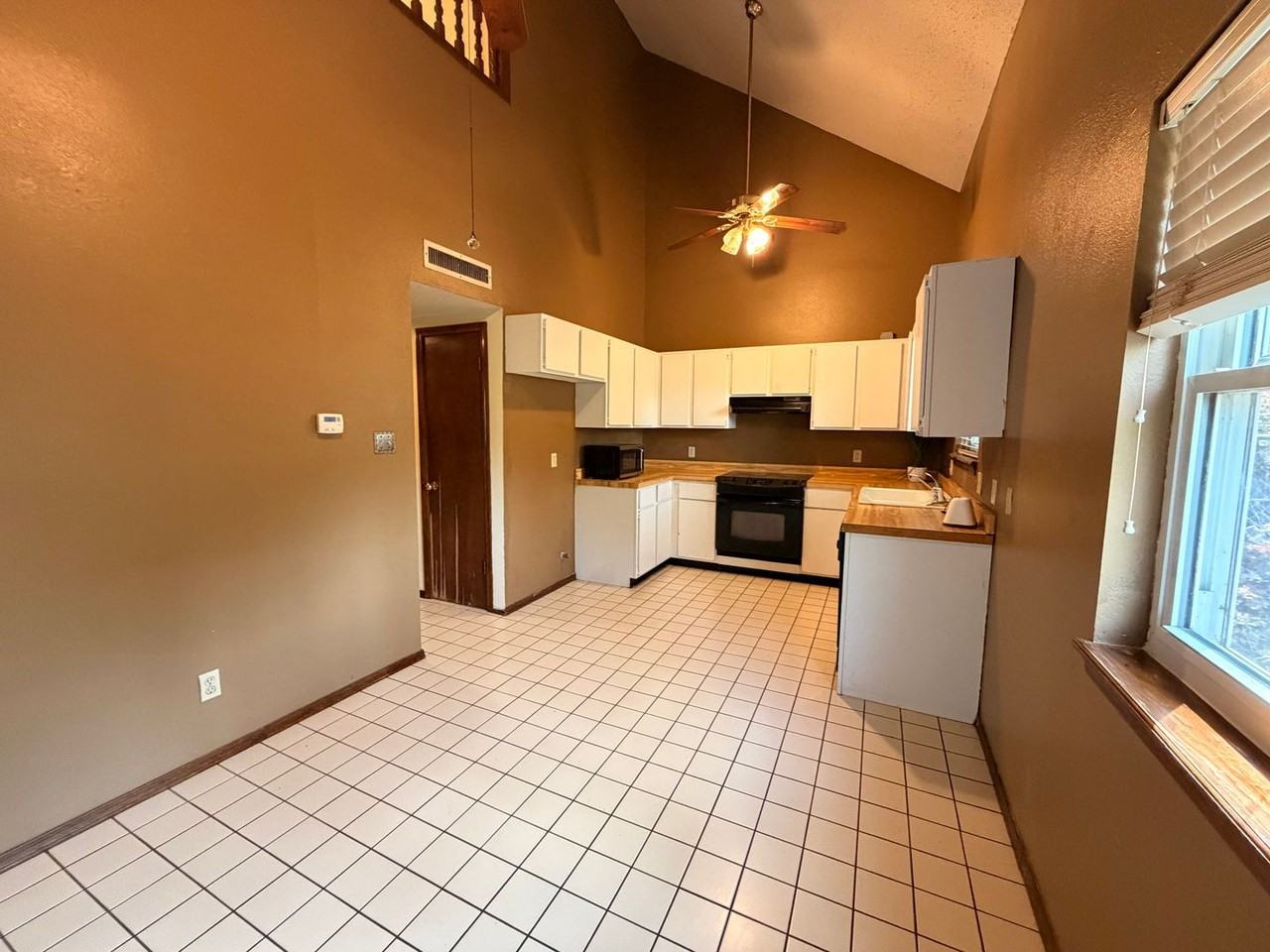 1121 W 19th Ter - Photo 3 of 12