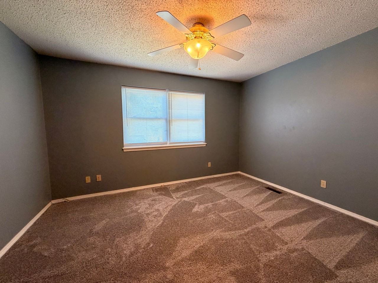 1121 W 19th Ter - Photo 5 of 12