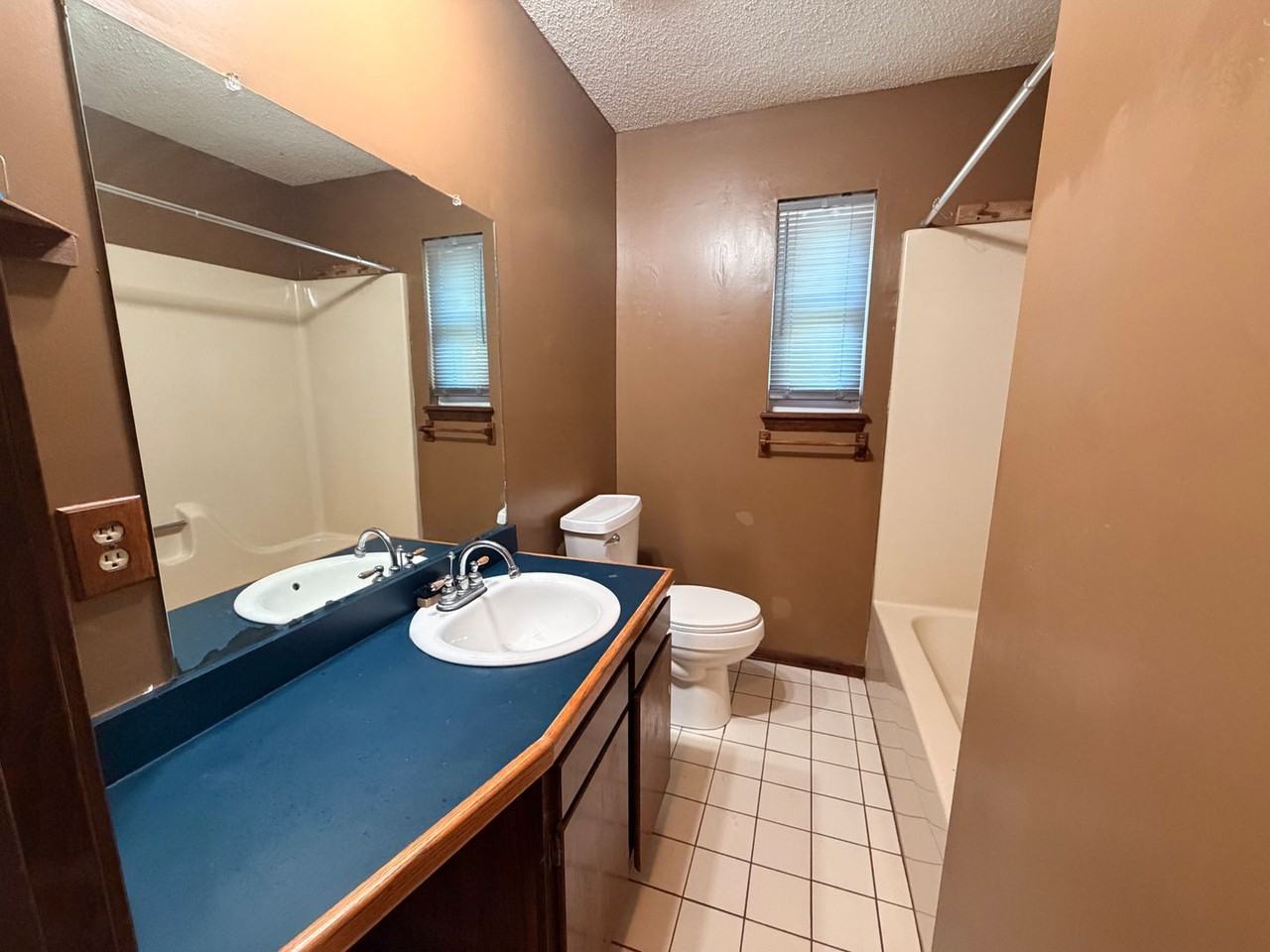 1121 W 19th Ter - Photo 6 of 12