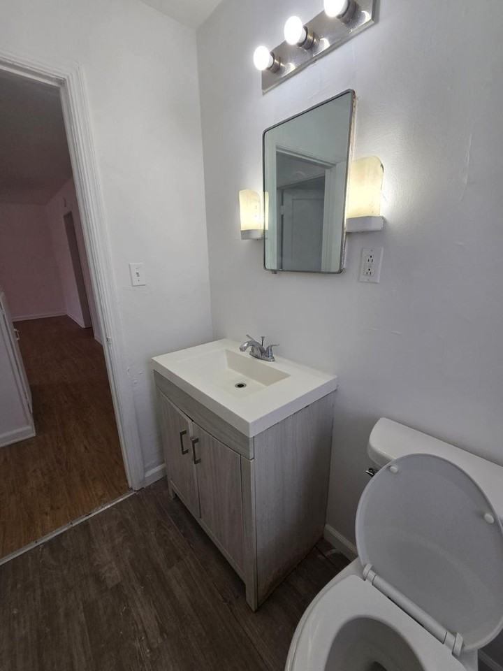 2412 W Arlington Ct - Photo 6 of 8