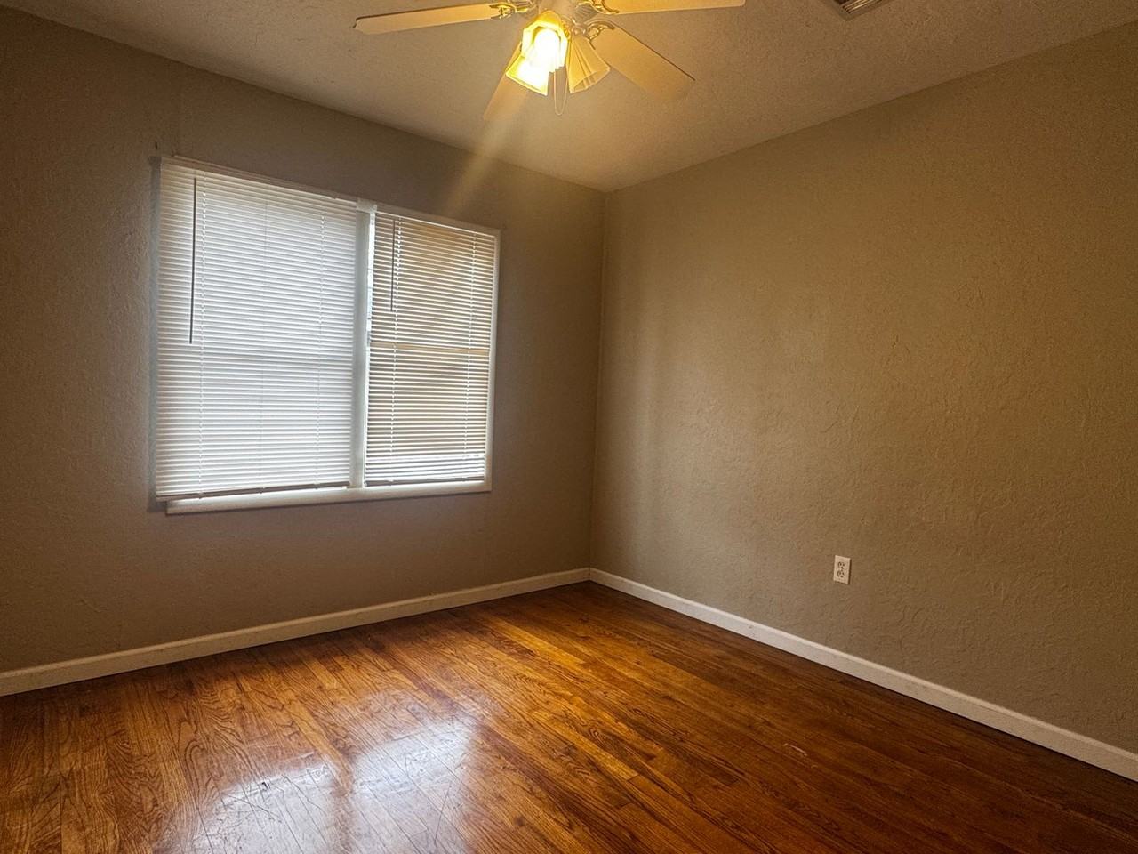 2330 Nw 35th St - Photo 6 of 9