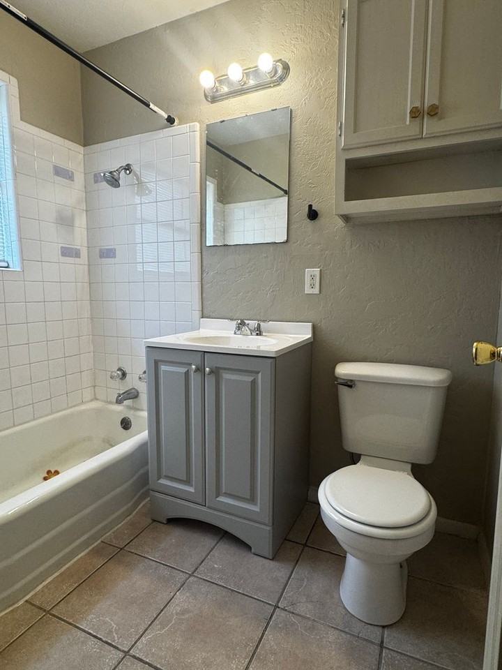 2330 Nw 35th St - Photo 7 of 9