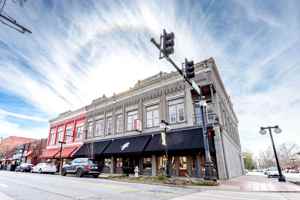 featured image of 427 Main St