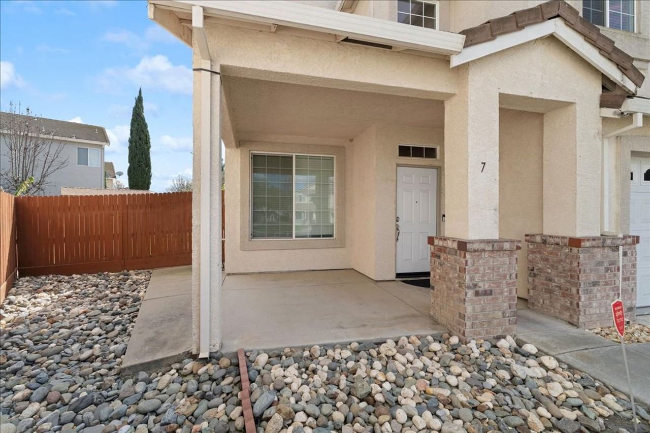 7 Pewter Ct - Photo 3 of 40