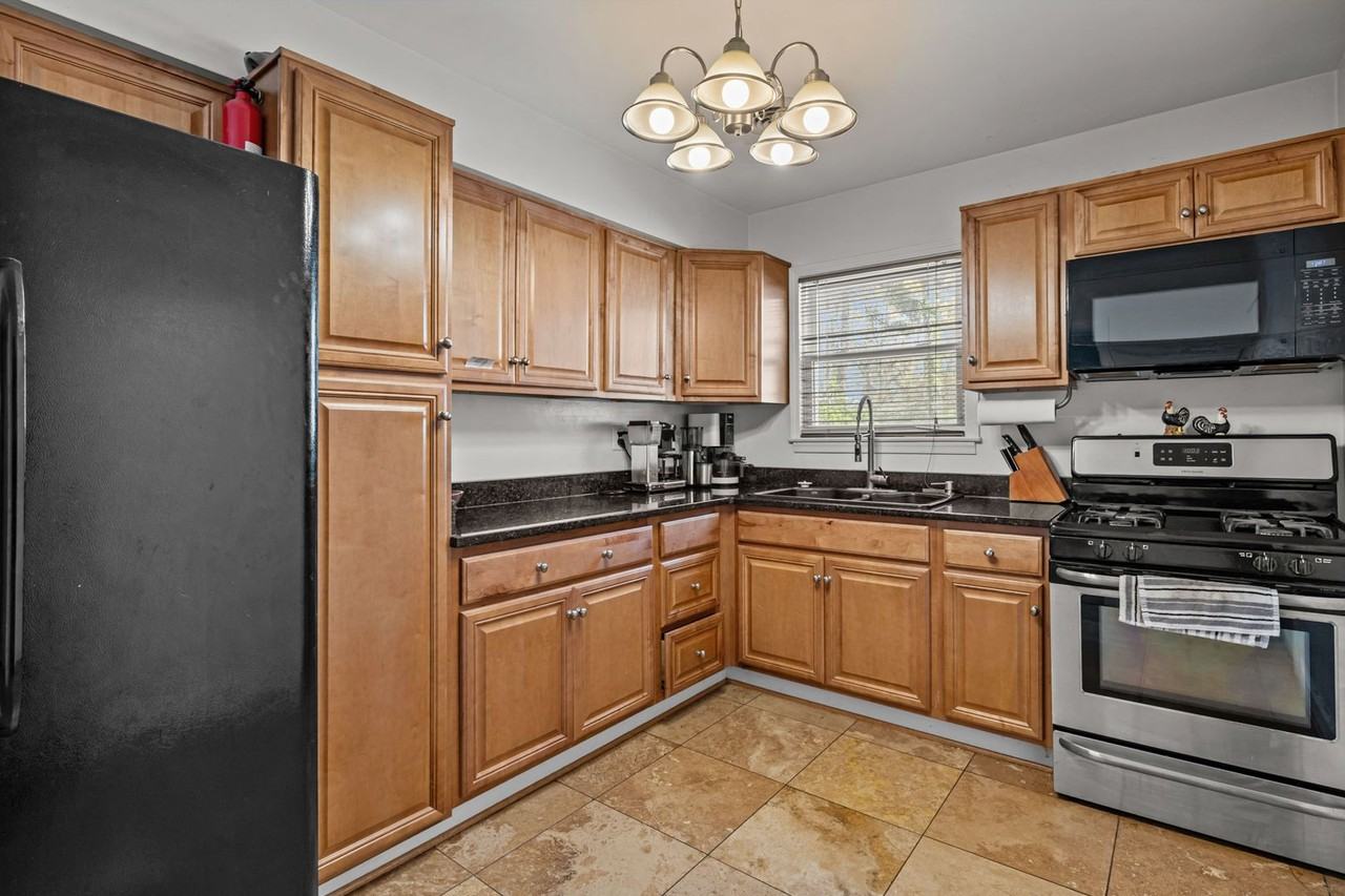 927 Gene Cres - Photo 3 of 24