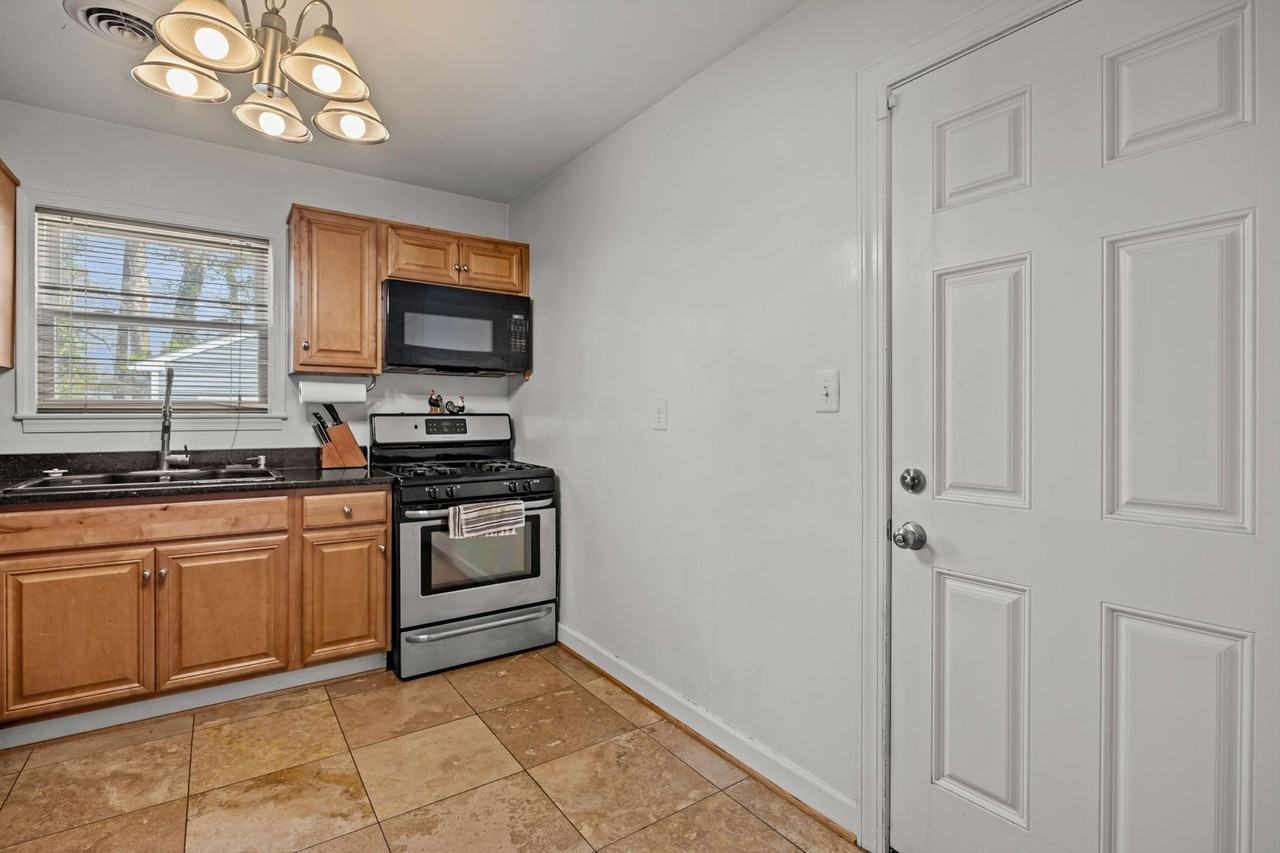 927 Gene Cres - Photo 5 of 24