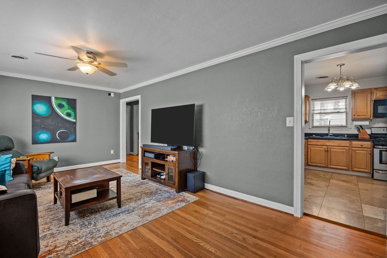 927 Gene Cres - Photo 6 of 24