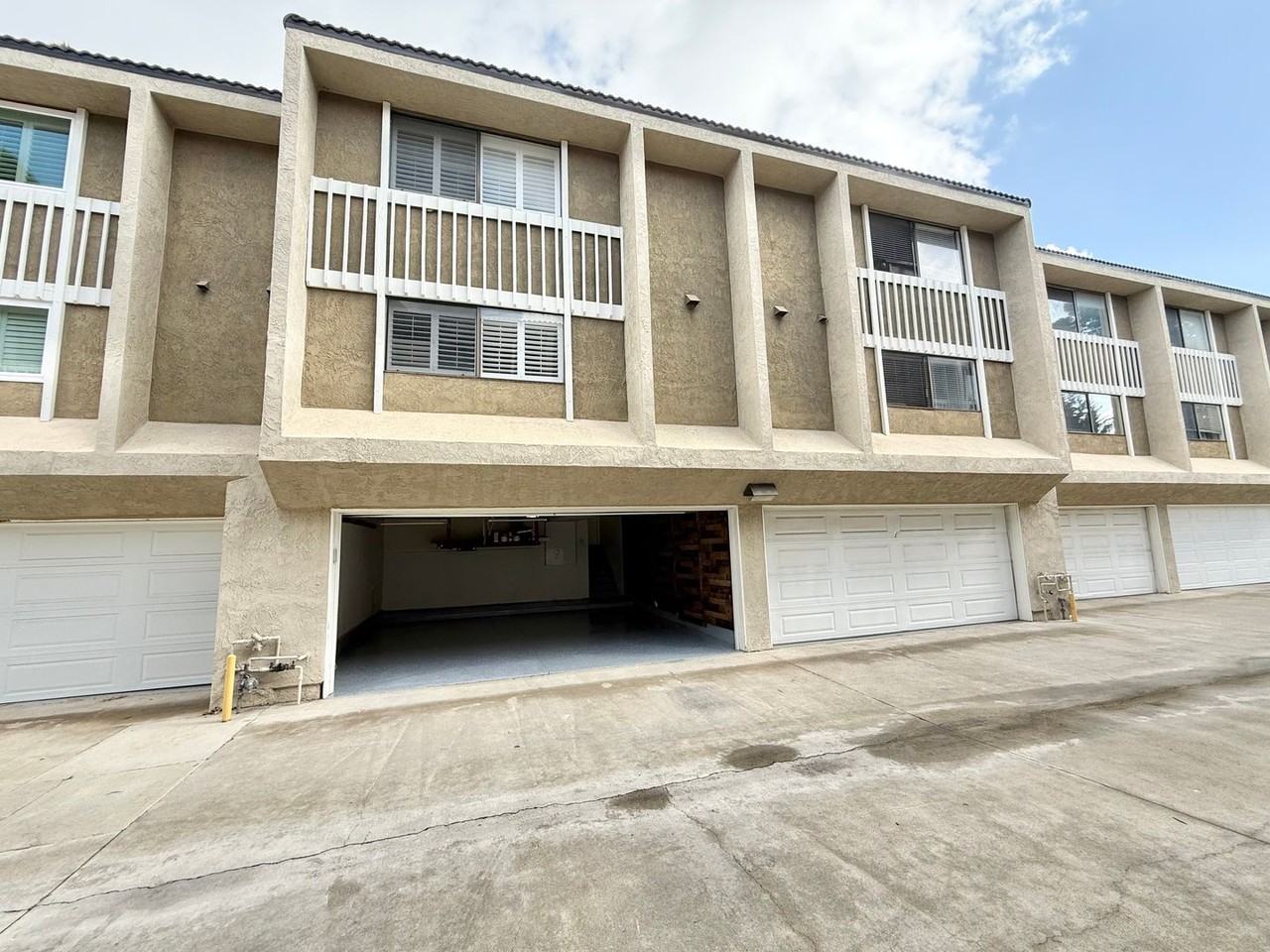 380 380 W Wilson B103 - Photo 2 of 29