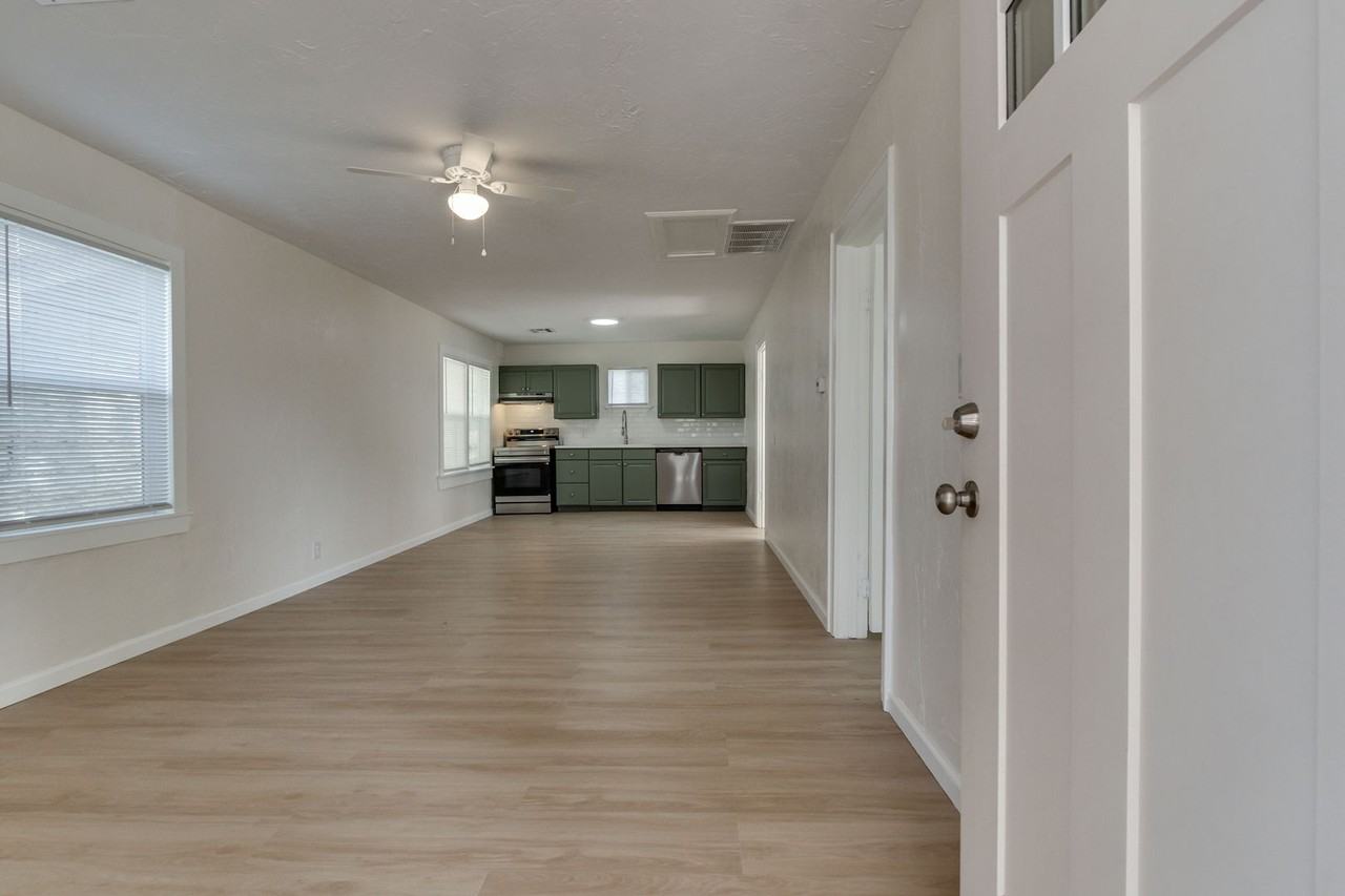 905 E Rogers St - Photo 5 of 31