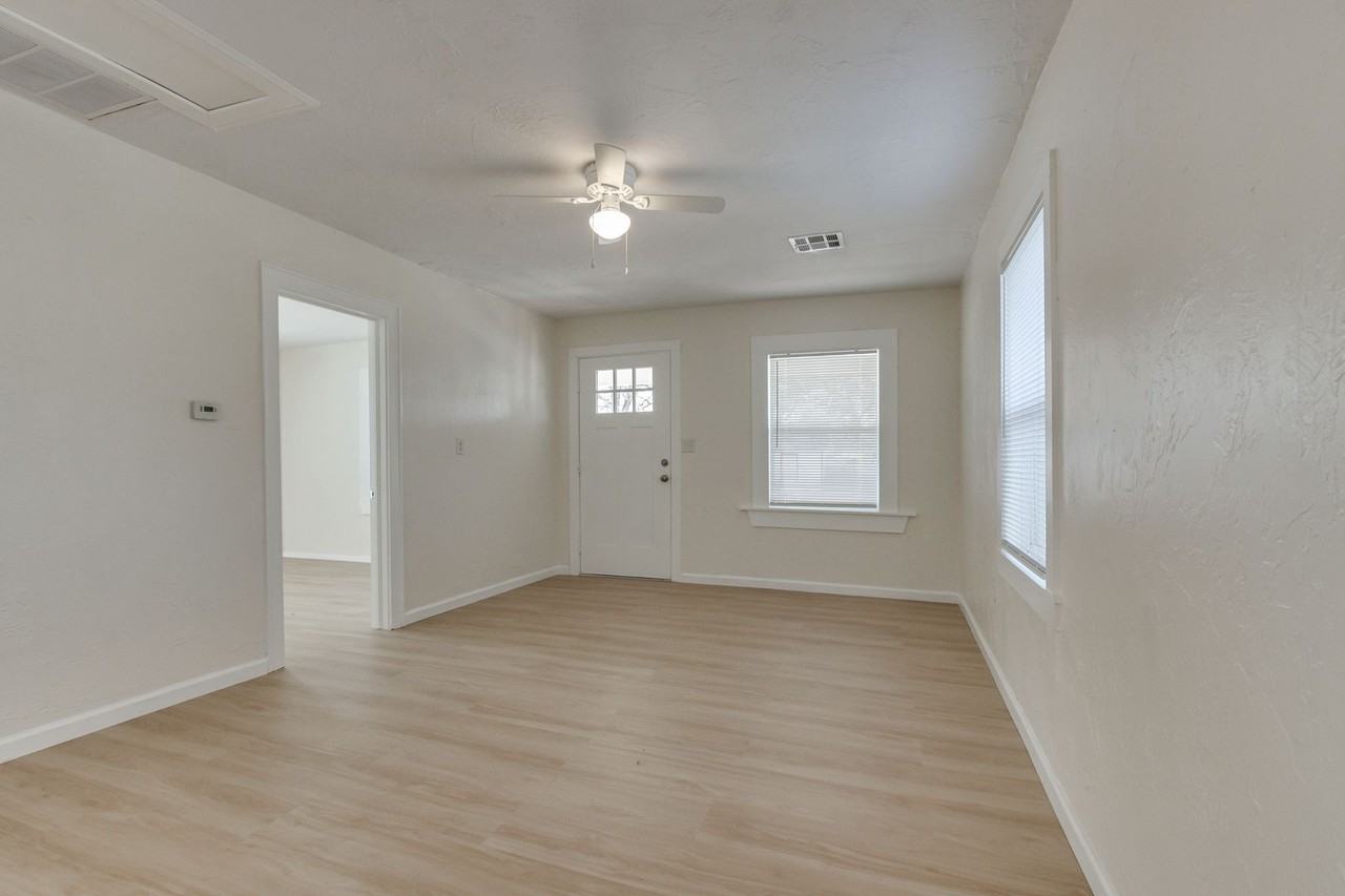 905 E Rogers St - Photo 7 of 31