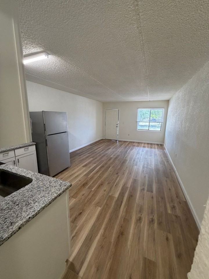 Driftwood Apartments - Photo 7 of 9