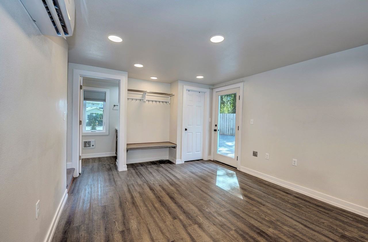 11331 Sand Point Way Ne - Photo 4 of 15