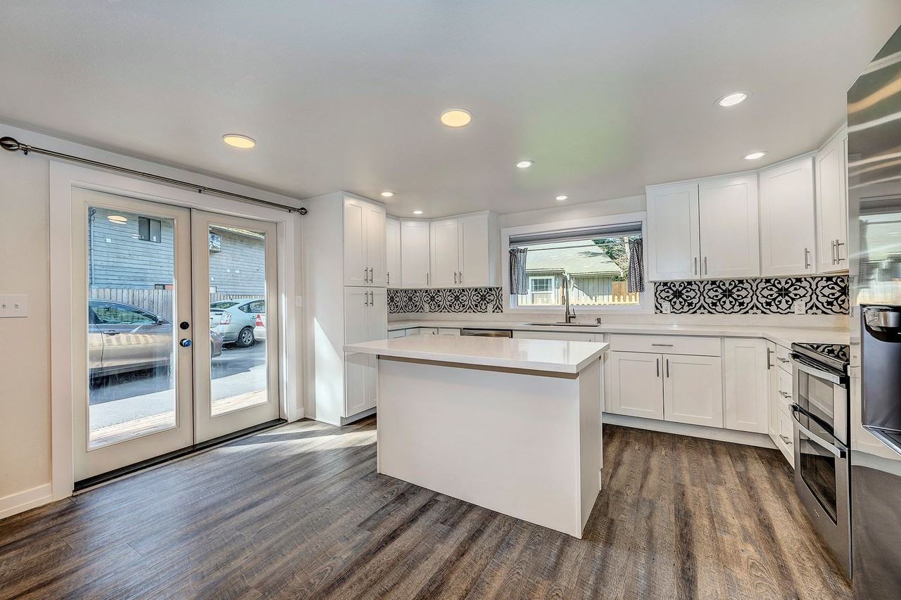 11331 Sand Point Way Ne - Photo 6 of 15