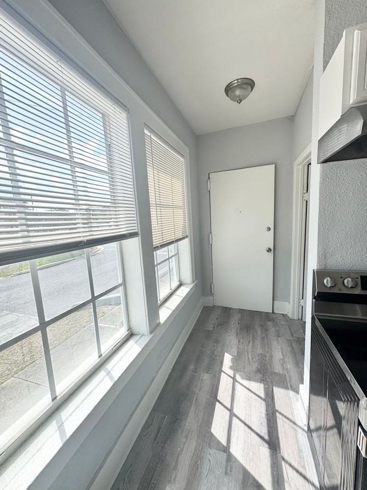 704 Cordova Dr #1 - Photo 4 of 14