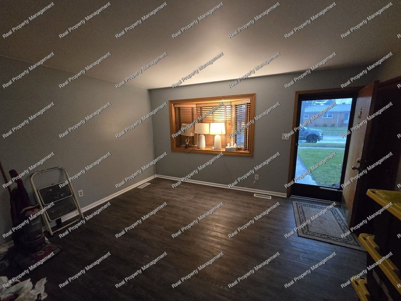 321 N Elmer St - Photo 2 of 10