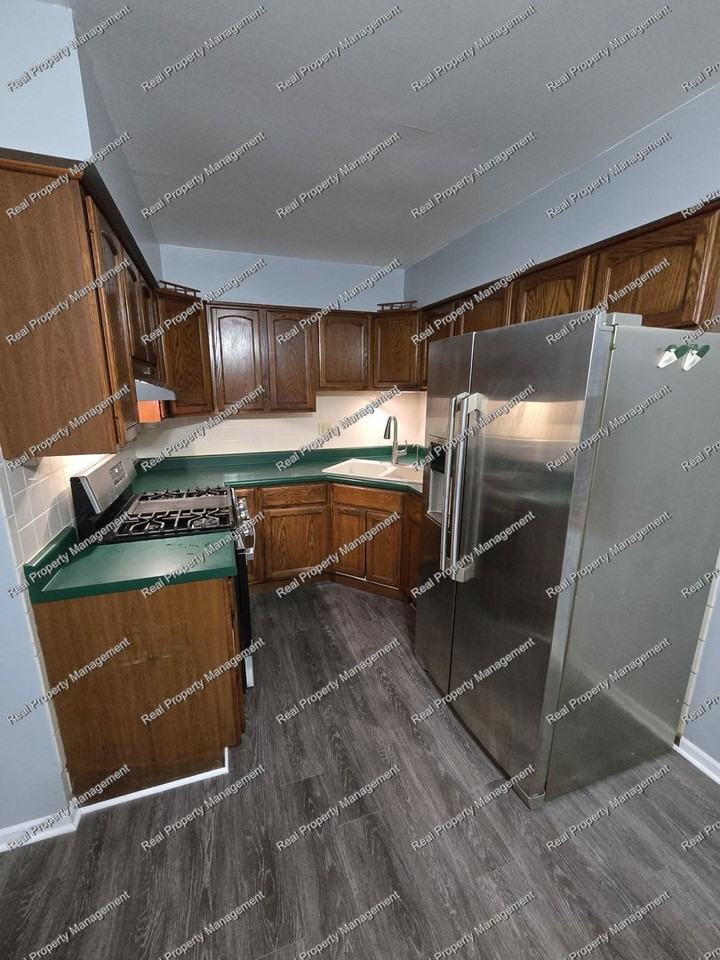 321 N Elmer St - Photo 3 of 10