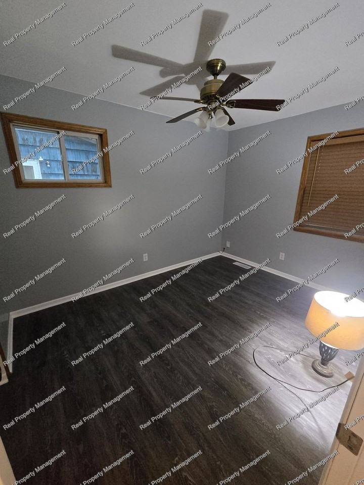 321 N Elmer St - Photo 5 of 10