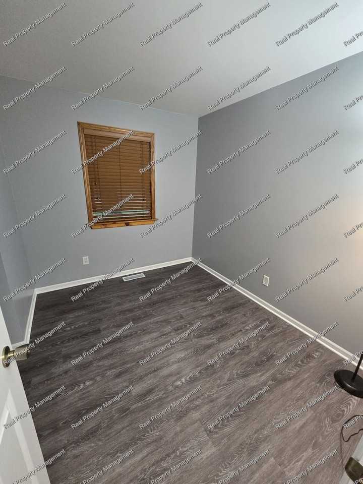 321 N Elmer St - Photo 7 of 10