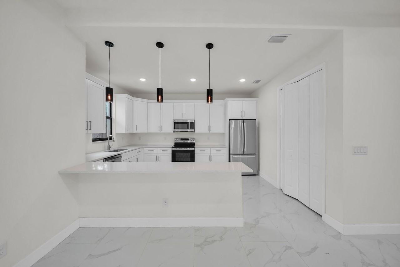 446 Skyland Ln - Photo 2 of 23