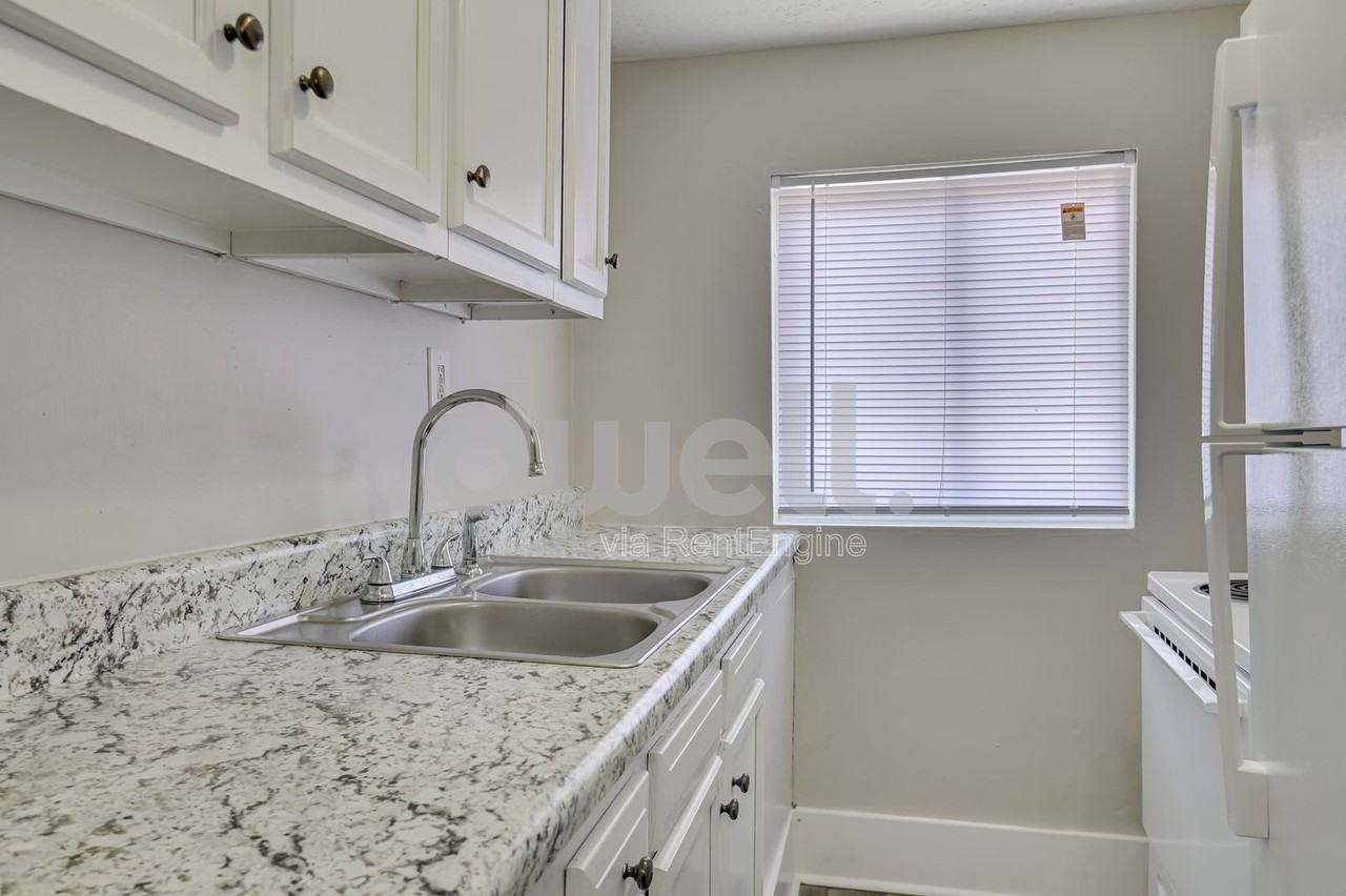 1927 Central Ave #B12 - Photo 6 of 10