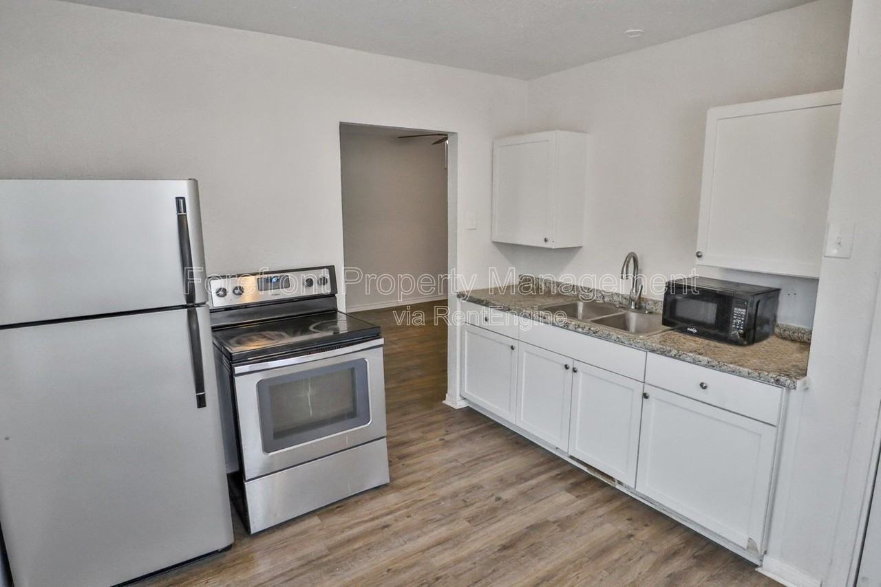 2426 Cincinnati Ave - Photo 3 of 19