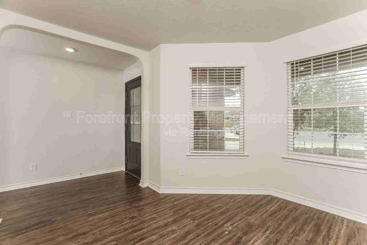 2935 Thackery Grv - Photo 4 of 41