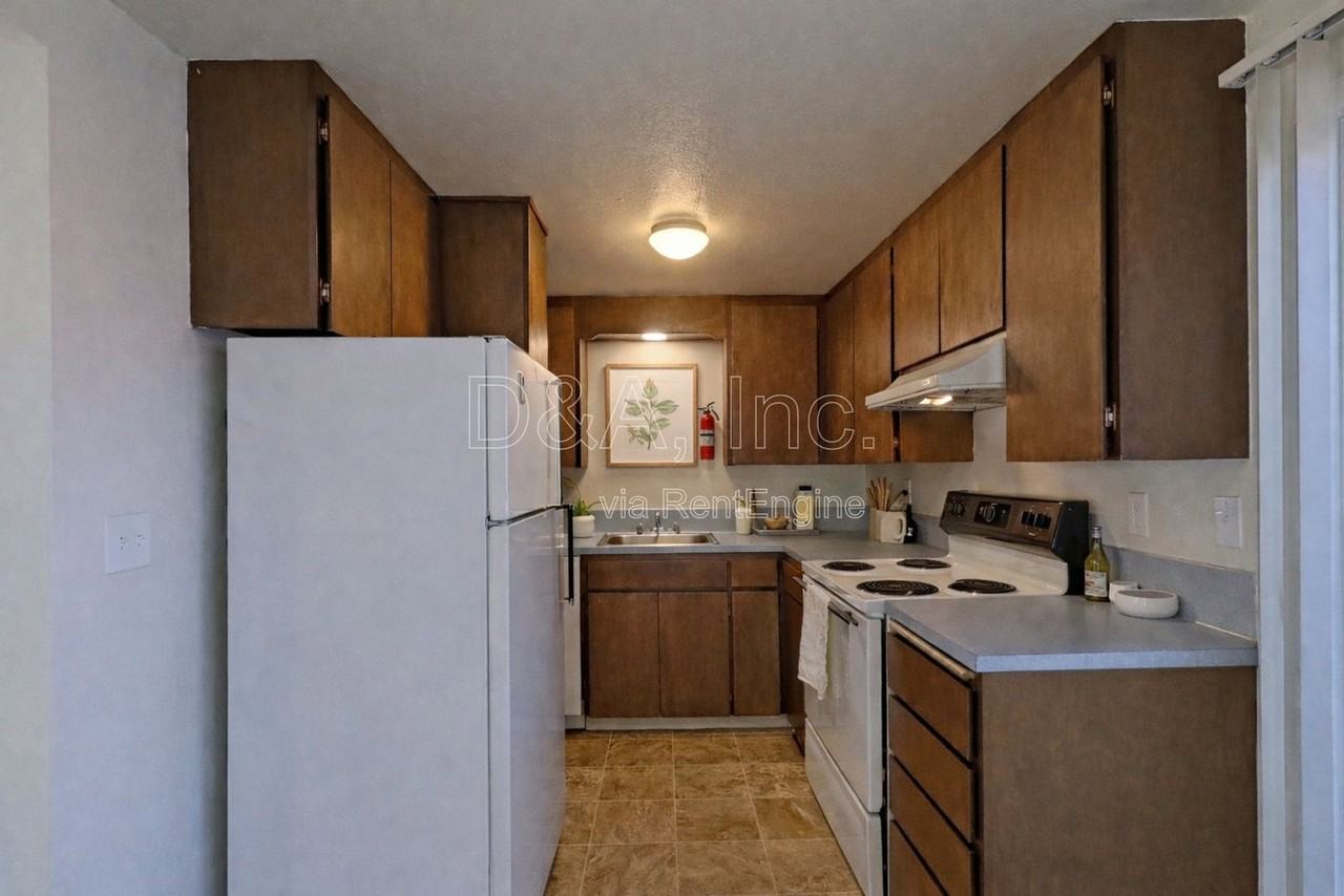 1909 Main St #B - Photo 4 of 16