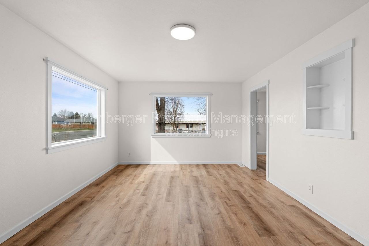 6950 N Crestline St - Photo 2 of 24