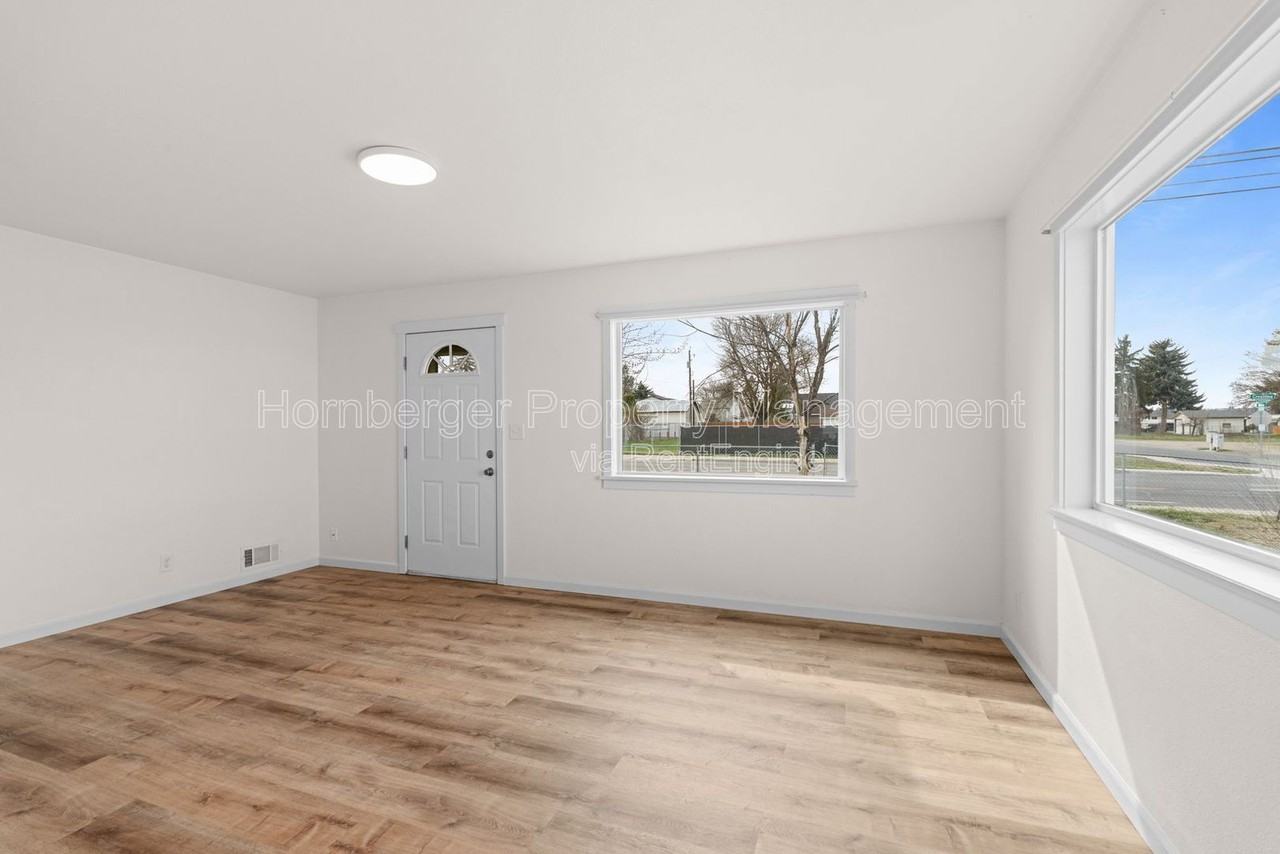 6950 N Crestline St - Photo 3 of 24