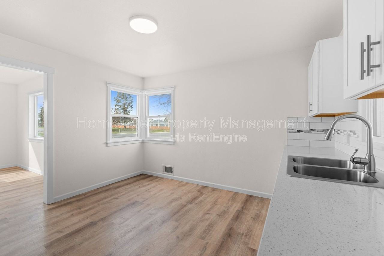 6950 N Crestline St - Photo 4 of 24