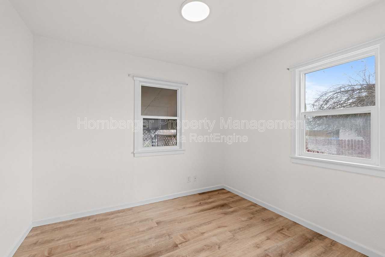 6950 N Crestline St - Photo 6 of 24