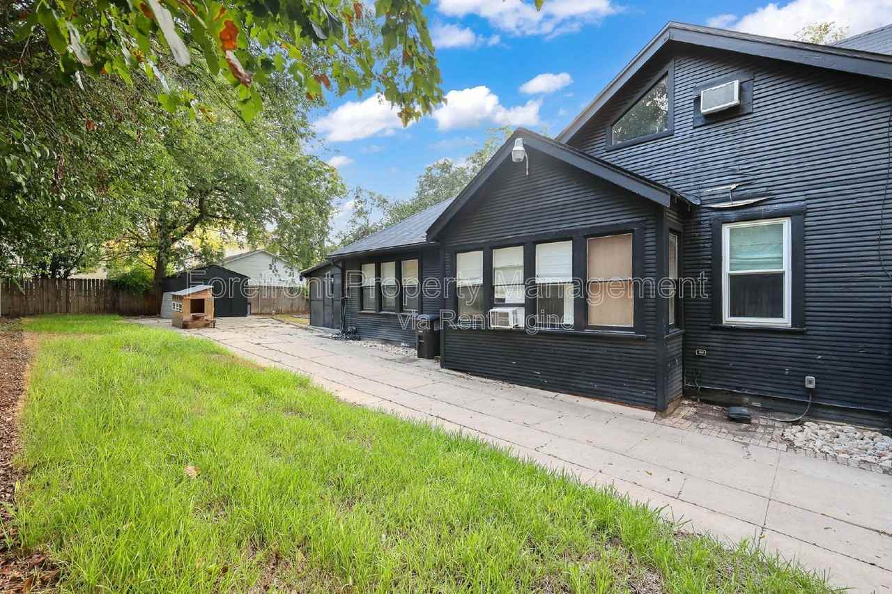 418 W Rosewood Ave - Photo 4 of 30