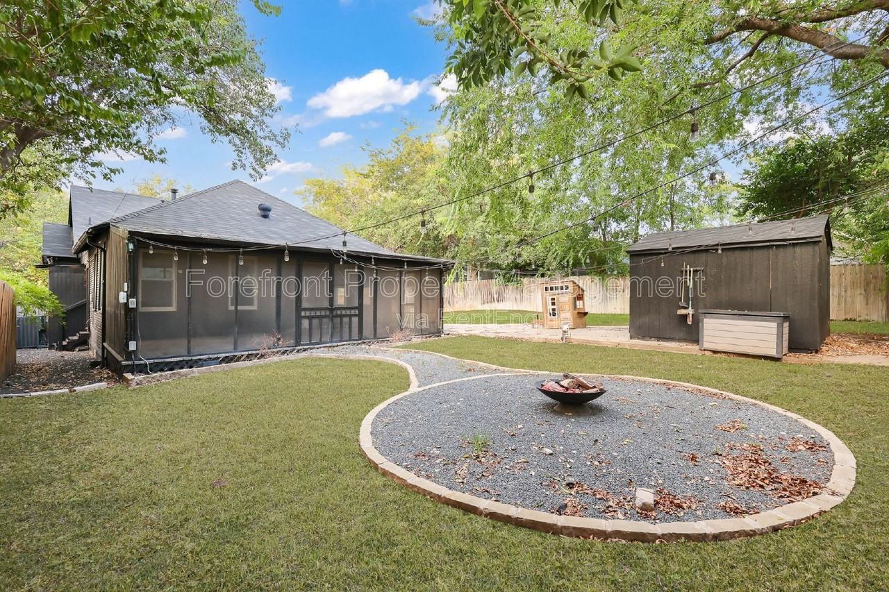 418 W Rosewood Ave - Photo 7 of 30