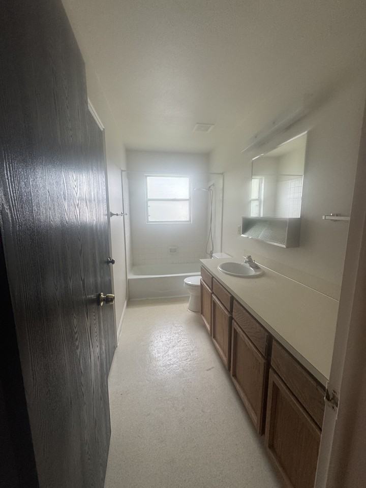 217 13th St #6 - Photo 4 of 10