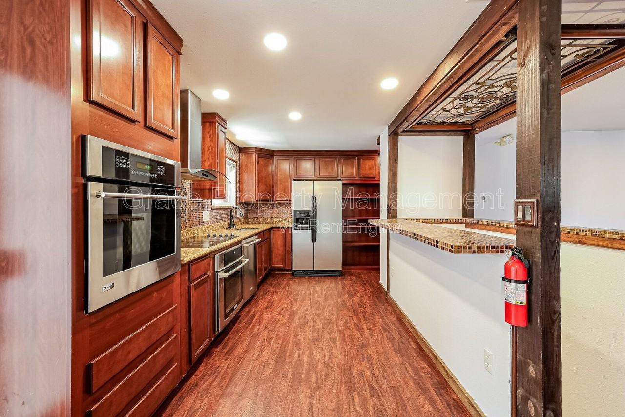 287 Troy St - Photo 5 of 18